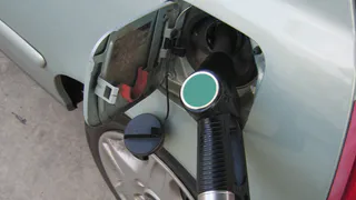 С 10 апреля будут заправлять бесплатно. Автомобилистов ждет неожиданное изменение на АЗС