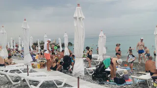 "Купаться невозможно, мы все сидим на берегу": Черное море преподнесло гадкий сюрприз отдыхающим