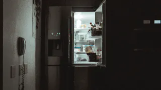 Почему нельзя ставить еду в холодильник в кастрюле или сковородке