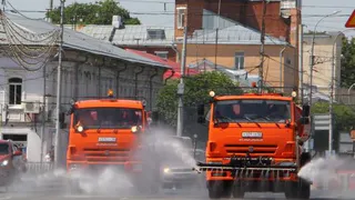 Для охлаждения асфальта: в Рязани работает поливомоечная техника