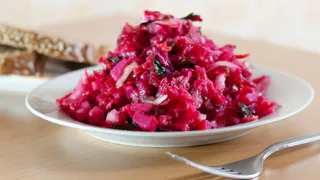 Соседка научила готовить винегрет с классической заправкой по-новому: не оторваться, дома попросили так готовить всегда