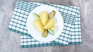 Как не приеду к свекрови — свежая картошечка и малосольные огурчики даже не в сезон: выяснила, солит в пакете