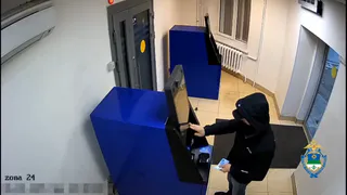 В Коми мужчина разбил дверь банка из-за плохого настроения