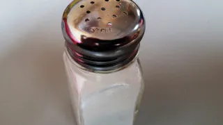 Посыпьте соль у порога и живите спокойно: вот почему это важно — древняя хитрость поражает актуальностью 