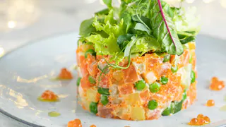 Главный салат новогоднего стола — «Царский» с креветками, кальмарами и красной икрой. Вкус, как в ресторане