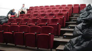 Соцсети: неизвестные избили женщину с ребенком в кинотеатре