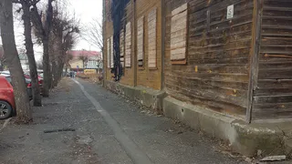 Сгоревший дом, грязь и мусор: рязанец высказывается о территории на Праволыбедской