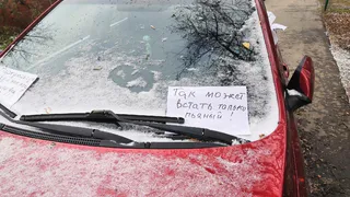 В Рязани пробили шины машине на тротуаре