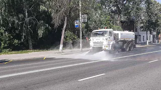 Из-за аномальной жары на улицах областного центра устраивают водопады