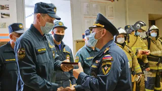 Скопинских спасателей наградили за тушение склада боеприпасов в поселке Желтухинский