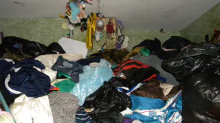 Соседи против свалки: суд Коми обязал жительниц Микуня расчистить захламленную квартиру