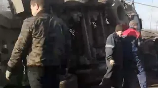 Лег на бок: возле нефтезавода перевернулся большегруз