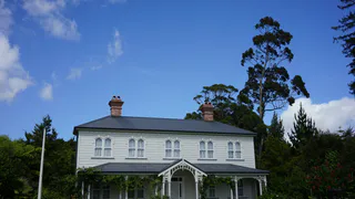 Почему в США у многих нету заборов, а в домах входные стеклянные двери. У нас же строят из принципа: мой дом – моя крепость