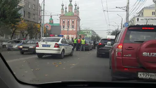 На улице Циолковского водитель заблокировал движение и не реагировал на сотрудников ДПС