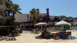 "Смотри, русские идут!": Что отличает россиян за границей от иностранцев на отдыхе, и почему они лучше их