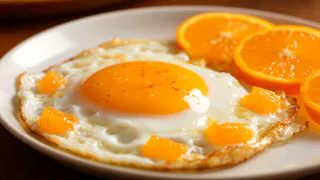 Не помидоры и не укроп: в яичницу добавляю этот необычный цитрус - домашние просят готовить так каждый день