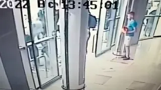 В ТРЦ «Виктория Плаза» женщину 69 лет зажало автоматическими дверями