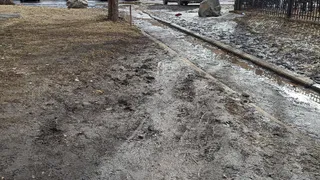 Магнитогорцы просят благоустроить территорию между забором детского сада и домом по улице Галиуллина