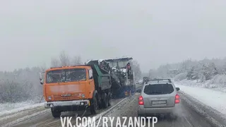 Погода не помеха: под Рязанью рабочие меняли дорожное полотно в снегопад