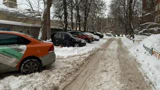 В Белинском людям приходится ходить по дороге из-за не чищенных тротуаров