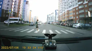 В Брянске лихач чуть не сбил человека на пешеходном переходе