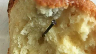 Гвоздь, комок шерсти и черви - что рязанцы находят в местных продуктах