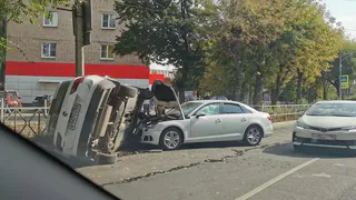 Авария в Рязани: Фольксваген опрокинулся на бок
