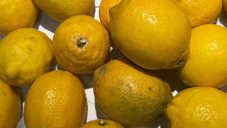 Беру лимонные корки и смешиваю с солью — весь апрель слёзы утираю от счастья: гениальный лайфхак для мудрых хозяек