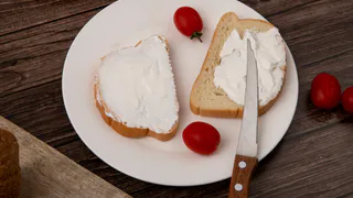 Наливаю молоко в банку и оставляю на ночь, утром сыр Филадельфия готов - магазинный даже рядом не стоял