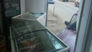 Со своим пакетом: в Октябрьском городке "пятерка" въехала в магазин