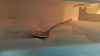 Перед отпуском сделал простой трюк с ложкой и стаканом воды — теперь морозилка оставляет «улики», если пропадало электричество