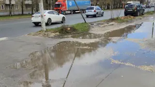 Перекресток во Владимире превратился в болото, и жители требуют ремонта