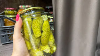 Мои банки с огурцами никогда не мутнеют и не взрываются, хранятся до лета в квартире - рассказываю, что нужно делать