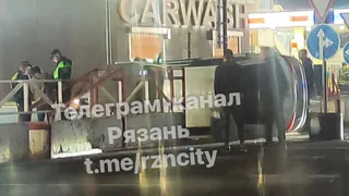 У ТРЦ «Премьер» в Рязани перевернулся легковой автомобиль
