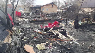 Пожар в микрорайоне Дягилево: жители сгоревшего дома не могут вывезти мусор уже четыре месяца