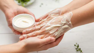 Трачу на крем копейки: смешиваю детский крем с аптечными витаминами А и Е и балдею от нежных рук  месяцами