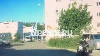 Юные «камикадзе» на питбайках чуть не врезались в машину в микрорайоне Заря