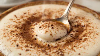 Беру банку растворимого кофе и мешаю с молоком: получаю вкуснейший десертный крем за считанные минуты