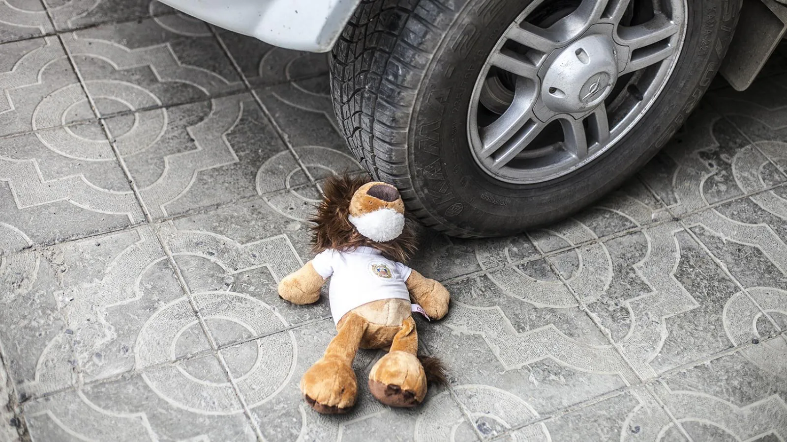 Маленький ребенок попал под колеса автомобиля в Нижнекамске