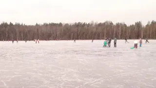 Рязанцы массово катаются на коньках по Ласковскому озеру