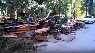 Жители дома №16 по улице Урицкого жалуются на стихийную свалку под своими окнами