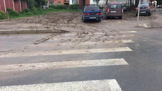 Свинство в центре города - рязанского депутата возмутила грязная парковка