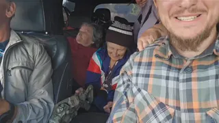 Бабушку с «Вепрем» 12 калибра в руках эвакуируют из Глушковского района Курской области.