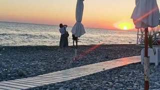 «Купаться там просто невозможно, мы просто сидим на берегу»: Черное море преподнесло неприятный сюрприз отдыхающим