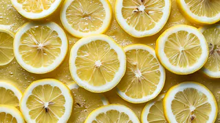 Беру лимонные корки и кладу в соль — весь апрель не нарадуюсь этой хитрости: гениальный лайфхак для хозяек