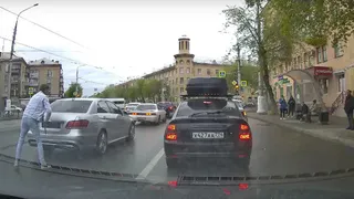 В Магнитогорске "находчивый" водитель снял номера, чтобы объехать пробку на красный