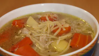 Нужно ли сливать «первую воду» при варке мяса? Секрет идеального бульона раскрыл шеф-повар 