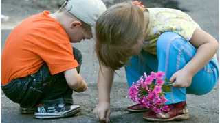 Домой хотим: в Татарстане полуторогодовалые мальчик и девочка сбежали из садика