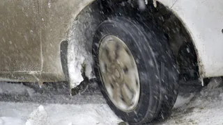 В Рязани четыре автомобиля по очереди угодили в яму и пробили  колеса