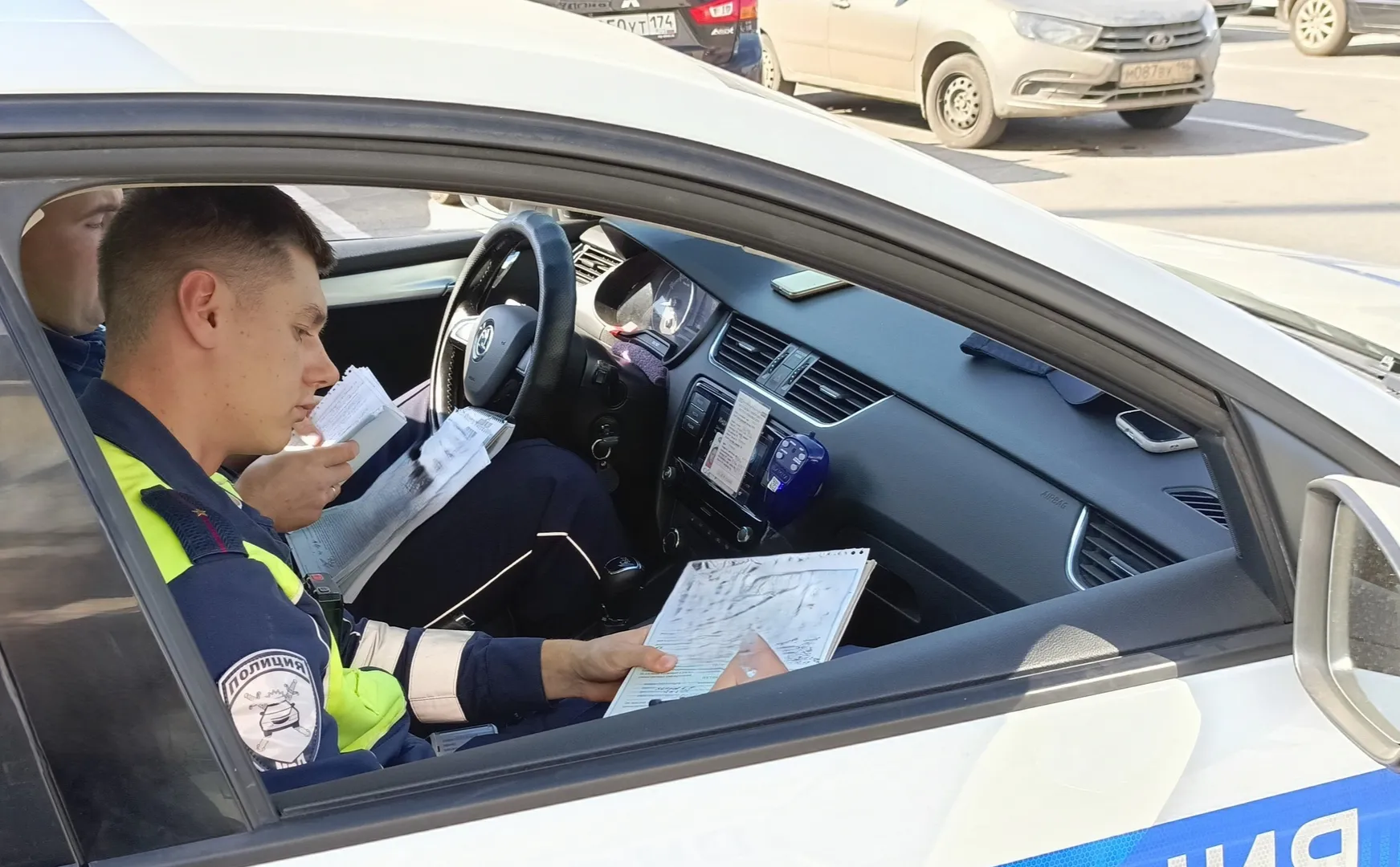 В Магнитогорске ужесточают контроль за экологическими нарушениями: штрафы за парковку у контейнеров достигают 5000 рублей